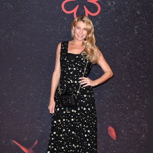 Giulia Siegel posiert im schwarzen Abendkleid mit Sternen-Muster für die Fotografen.