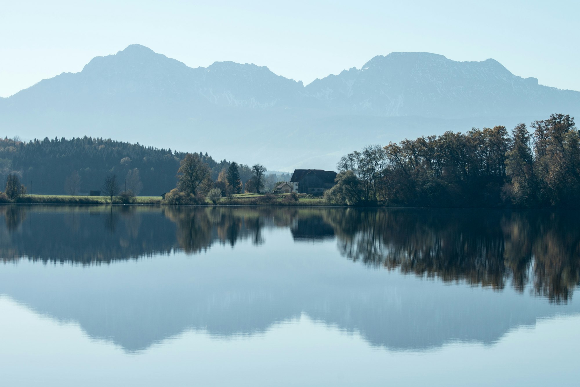 Die Berchtesgadener Alpen spiegeln sich am 03.11.2014 im Abtsdorfer See.