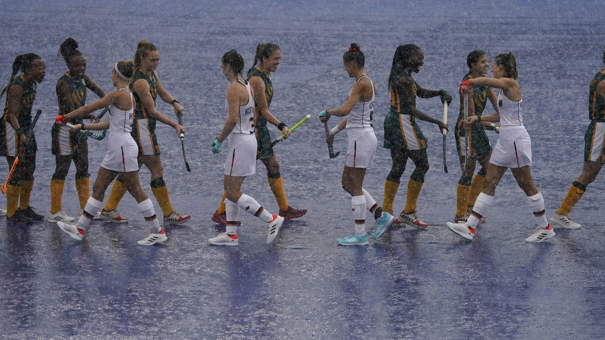 Deutschland und Südafrika im Frauen-Hockey im Regen bei Olympia in Tokio 2021