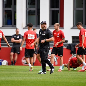 Trainer Steffen Baumgart beim Training des 1.FC Köln vor dem Testspiel gegen Roda Kerkrade.