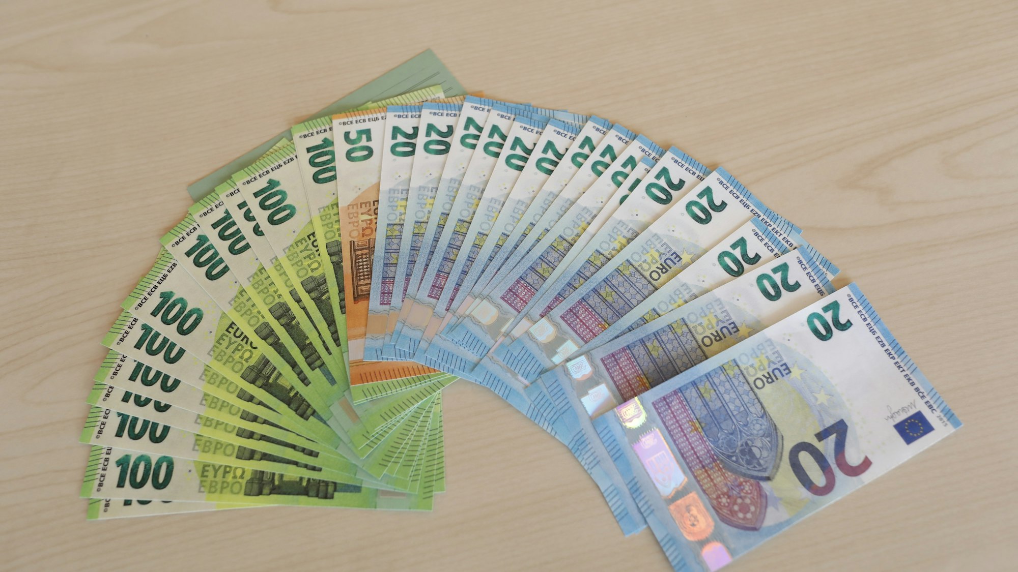Falschgeld-Scheine liegen im Kölner Polizeipräsidium auf einem Tisch.