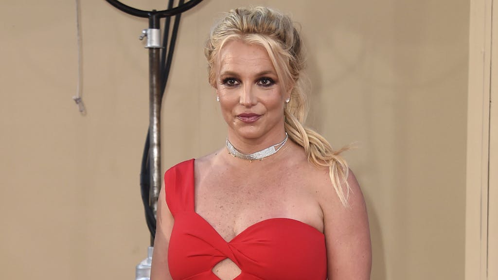 Britney Spears in einem roten Kleid – ihre Söhne wollen angeblich keinen Kontakt mehr zu der Sängerin. Das Foto entstand bei einer Filmpremiere in Los Angeles.