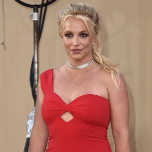 Britney Spears in einem roten Kleid – ihre Söhne wollen angeblich keinen Kontakt mehr zu der Sängerin. Das Foto entstand bei einer Filmpremiere in Los Angeles.
