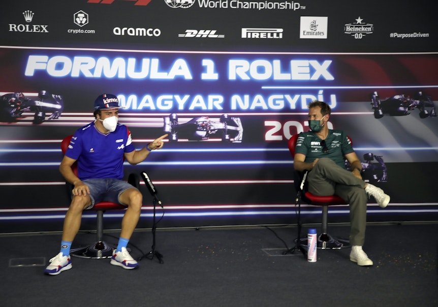 Fernando Alonso neben Sebastian Vettel bei einer Pressekonferenz in Ungarn.