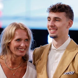 Beate und ihr Sohn Franz Wagner beim NBA Draft 2021 in Brooklyn.