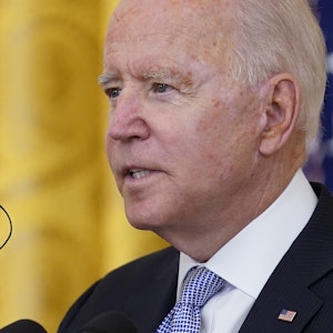 Joe Biden, Präsident der USA (hier am 29. Juli 2021) hält seinen Mund-Nasen-Schutz während er im Weißen Haus in Washington über die Impfvorschriften für Bundesbedienstete spricht.