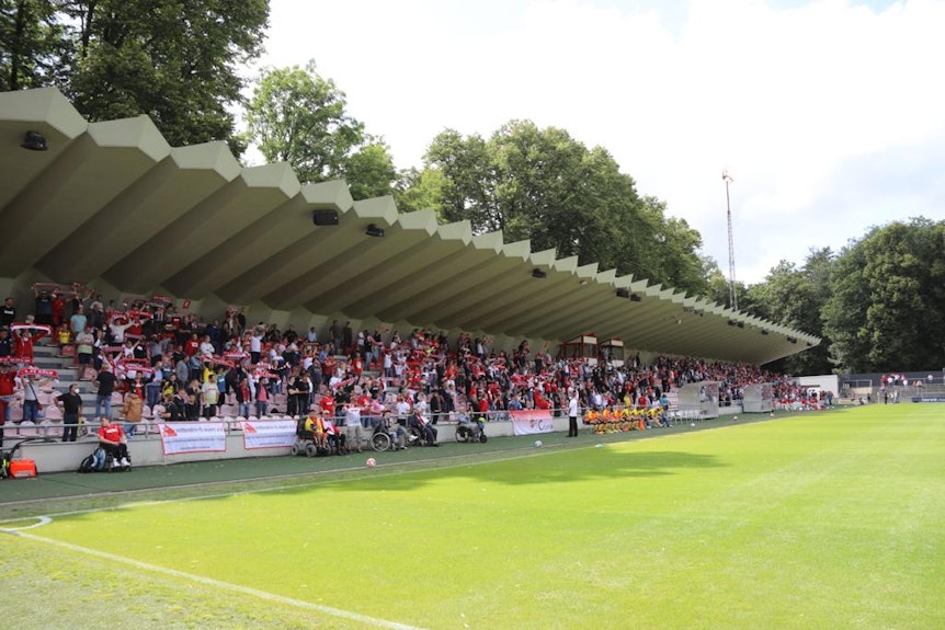 Fans singen im Rhein-Energie-Stadion beim Test des 1. FC Köln am 31. Juligegen Roda Kerkrade die Hymne.