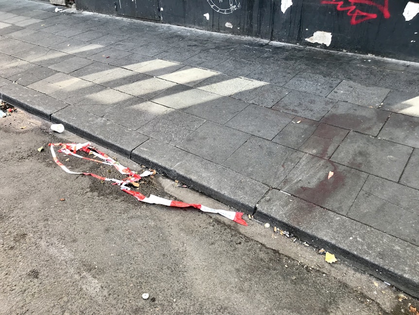 Blutspuren und ein Flatterband der Polizei auf der Zülpicher Straße