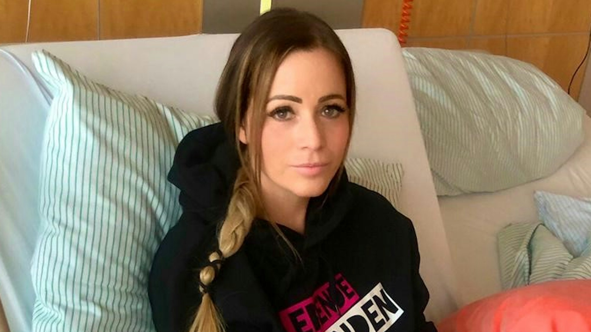Schlagersängerin Marry (Marion Möhlich) im April 2021 in der Mediapark-Klinik Köln, wo sie nach einem Ski-Unfall operiert wurde.