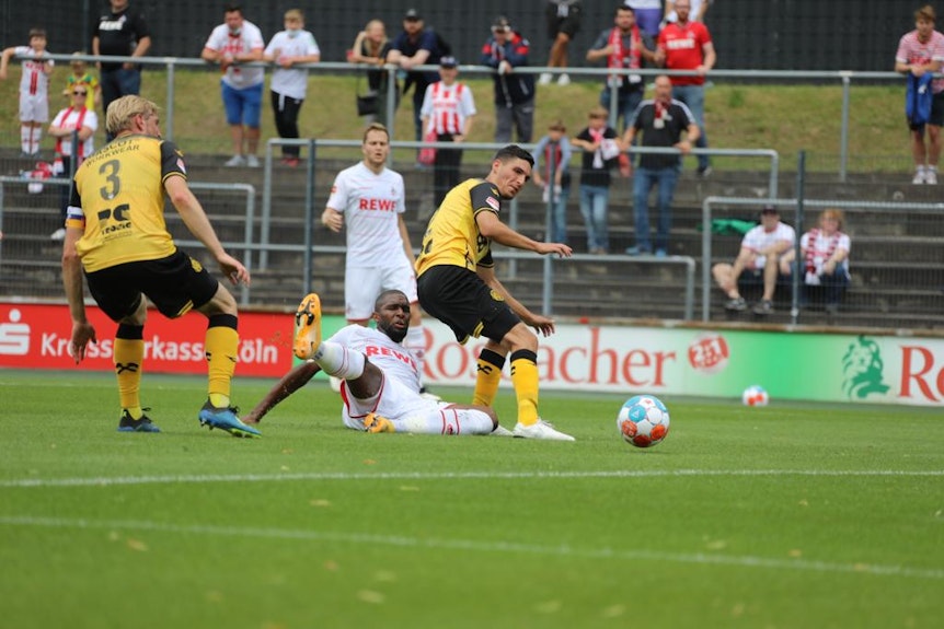 Anthony Modeste (1. FC Köln) rutscht beim Test gegen Roda Kerkrade am 31. Juli aus.