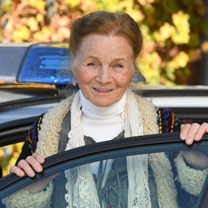 Schauspielerin Ingrid Fröhlich bei einem Pressetermin am Set der TV-Serie Soko München an einem Polizeifahrzeug im Jahr 2018.