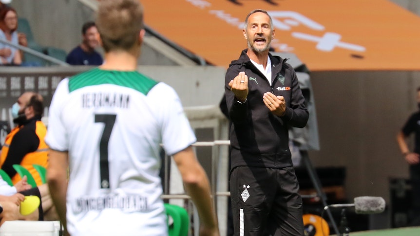 Gladbach-Trainer Adi Hütter dirigiert im Borussia-Park an der Seitenlinie stehend seine Mannschaft.