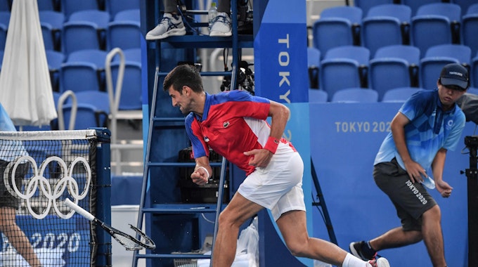 Serbiens Novak Djokovic zertrümmert seinen Schläger bei Olympia in Tokio.
