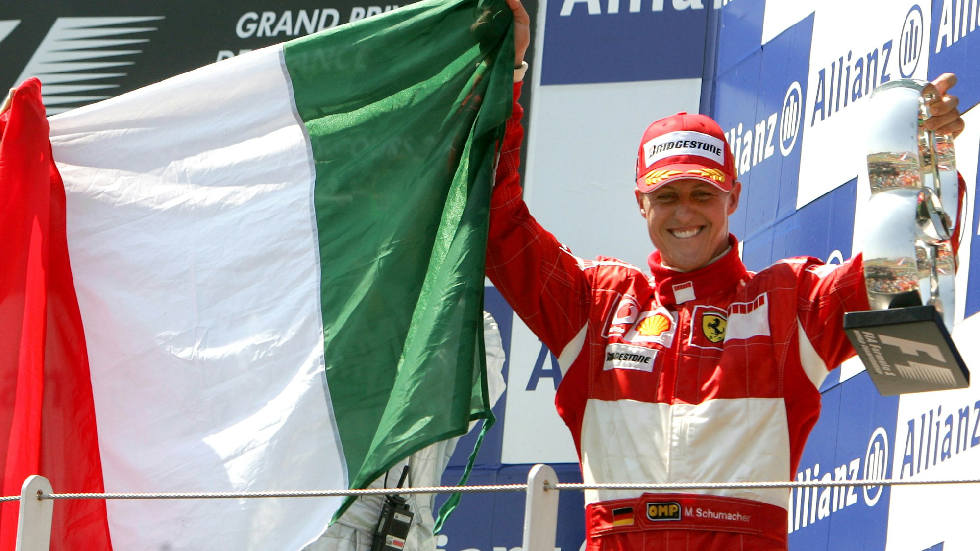 Michael Schumacher jubelt 2006 nach seinem achten Sieg beim Frankreich-Rennen