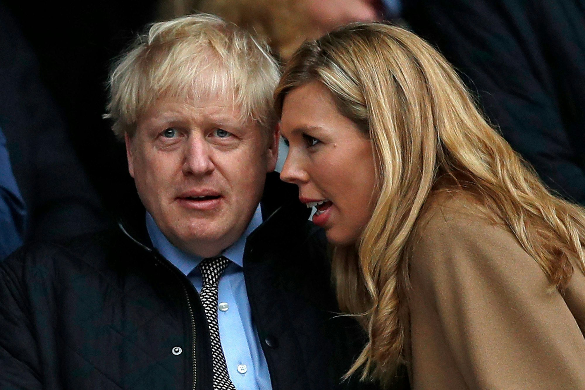 Ehefrau Carrie flüstert Boris Johnson beim Rugby-Match zwischen England und Wales etwas ins Ohr.