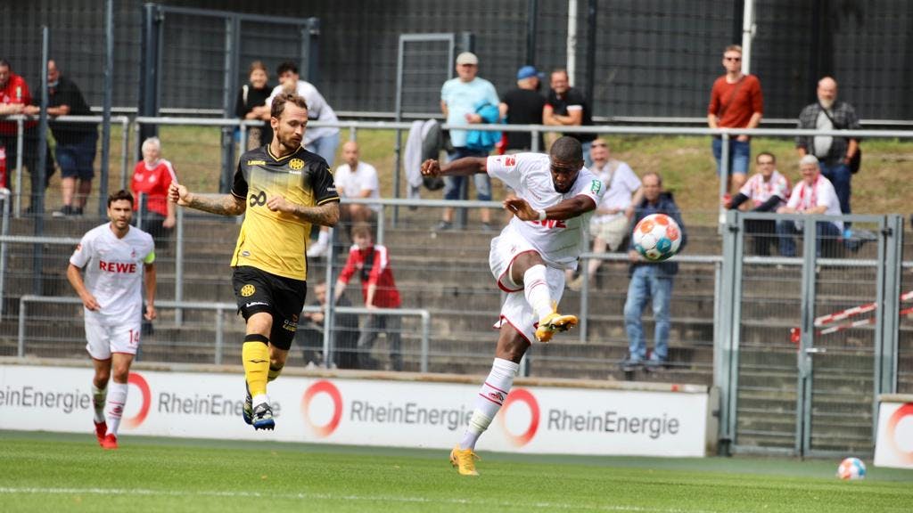Anthony Modeste (1. FC Köln) zieht gegen Roda Kerkrade volley ab.