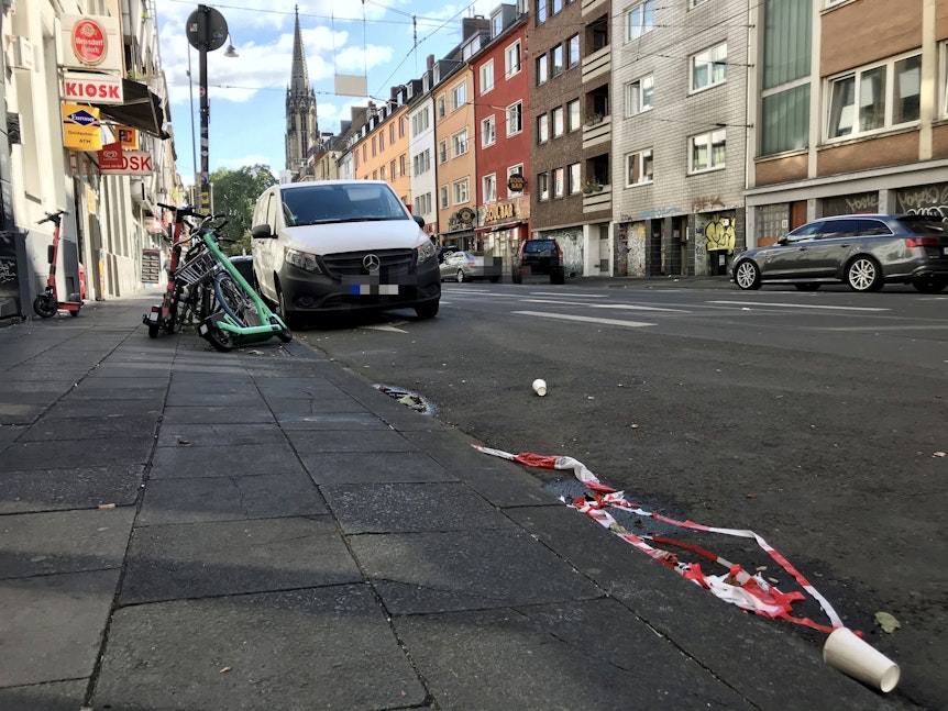 Bürgersteig mit Absperrband auf der Zülpicher Straße in Köln