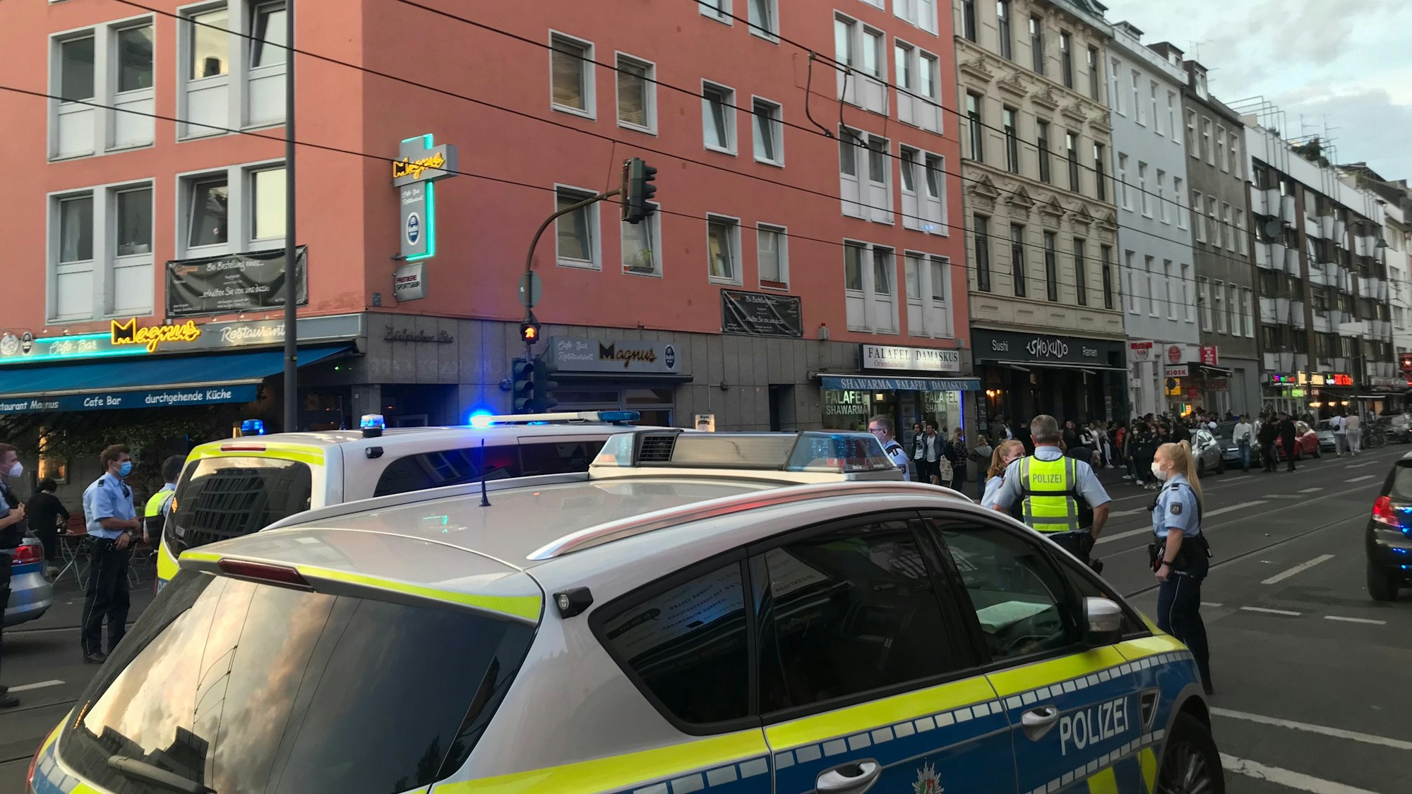 Polizeiautos stehen auf der abgesperrten Zülpicher Straße