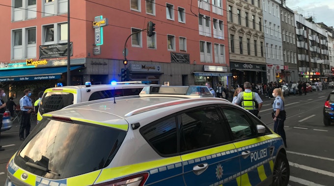Polizeiautos stehen auf der abgesperrten Zülpicher Straße
