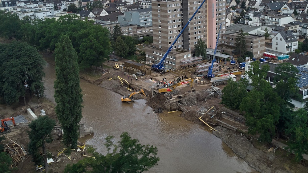 Eine Drohnenaufnahme zeigt, wie das THW am 25. Juli 2021 mit Kränen eine Behelfsbrücke über die Ahr in Bad Neuenahr-Ahrweiler errichtet.