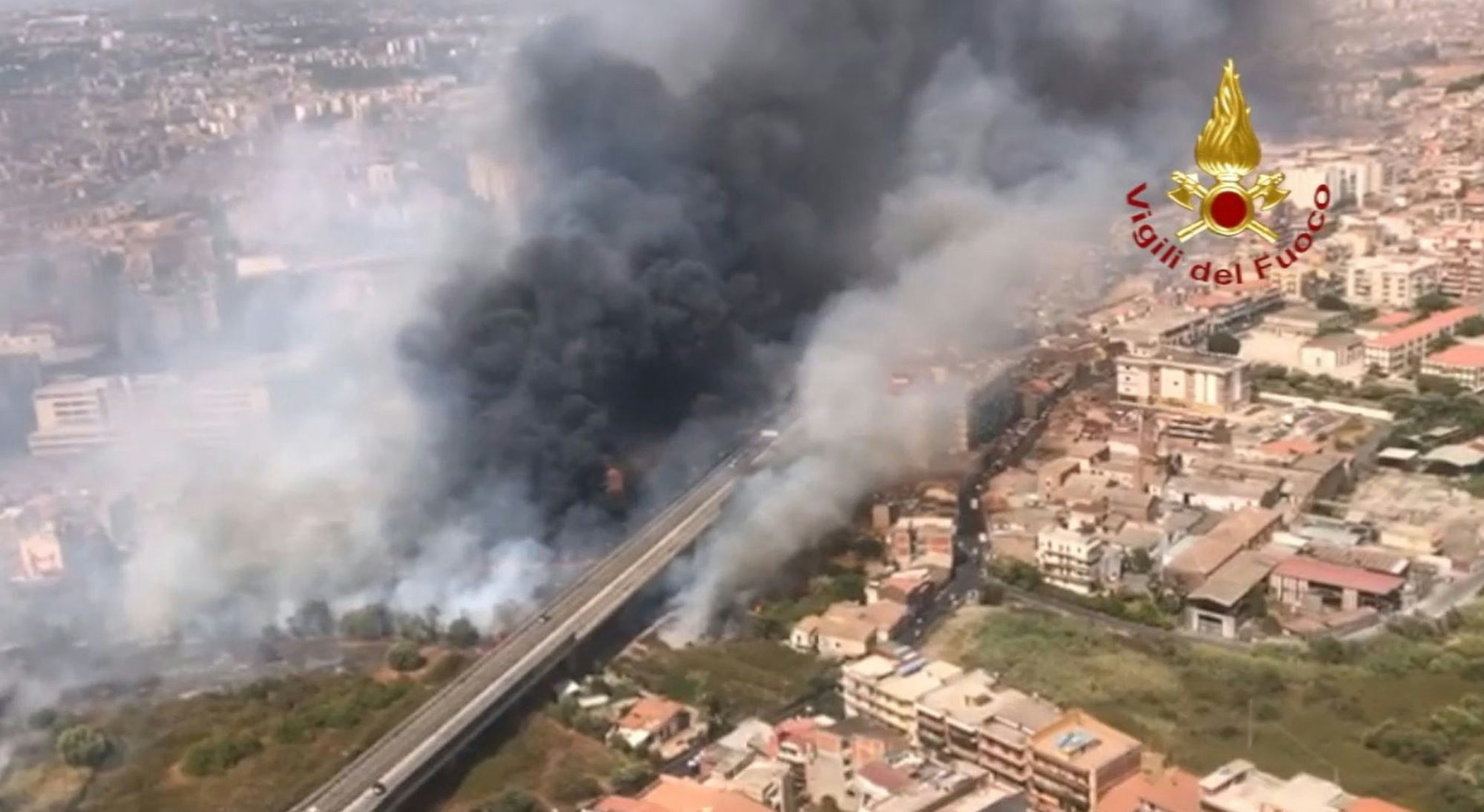 Auf einem Luftbild der italiensichen Feuerwehr ist eine große Rauchwolke über der Stadt Catania zu sehn.