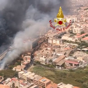 Auf einem Luftbild der italiensichen Feuerwehr ist eine große Rauchwolke über der Stadt Catania zu sehn.