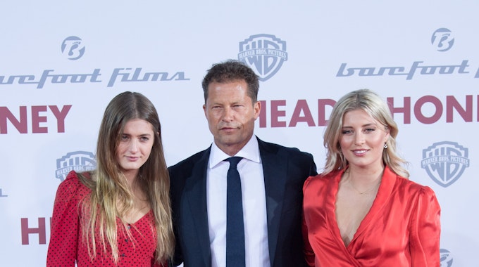 Der Schauspieler Til Schweiger kommt im März 2019 mit seinen Töchtern Lilli (l) und Luna zur Europapremiere des Films «Head Full of Honey» in den Zoo Palast.