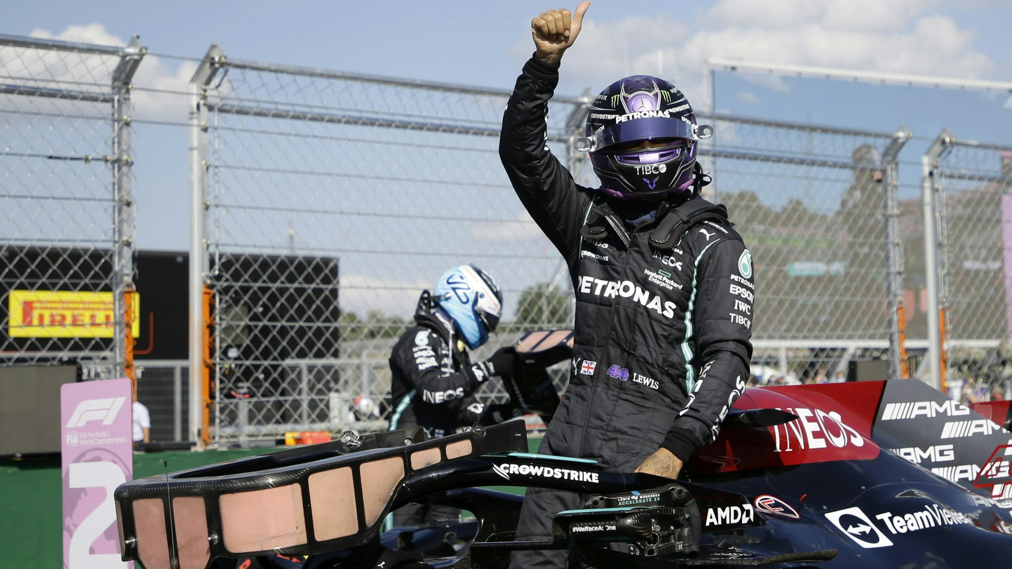 Lewis Hamilton reckt nach seiner Pole Position in Ungarn den Daumen nach oben.