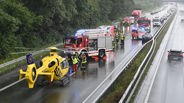 Einsatzkräfte der Feuerwehr und ein Hubschrauber des ADAC stehen auf der A31, wo sich zwei Unfälle ereignet haben.&nbsp;