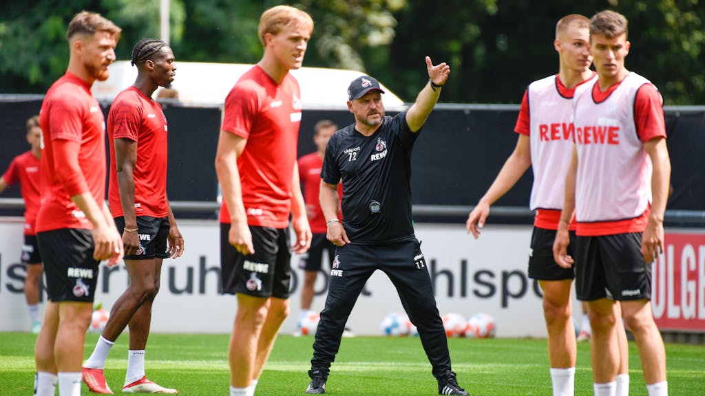 Trainer Steffen Baumgart beim Training des 1.FC Köln vor dem Testspiel gegen Roda Kerkrade. Foto: Uwe Weiser