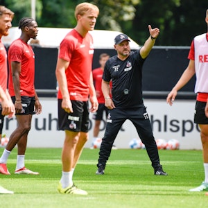 Trainer Steffen Baumgart beim Training des 1.FC Köln vor dem Testspiel gegen Roda Kerkrade. Foto: Uwe Weiser
