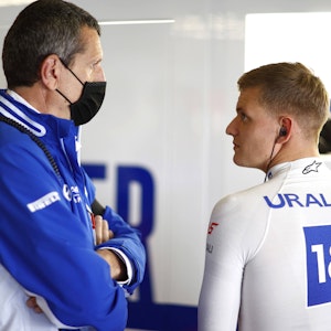 Günther Steiner im Gespräch mit Mick Schumacher beim Großen Preis von Portugal.