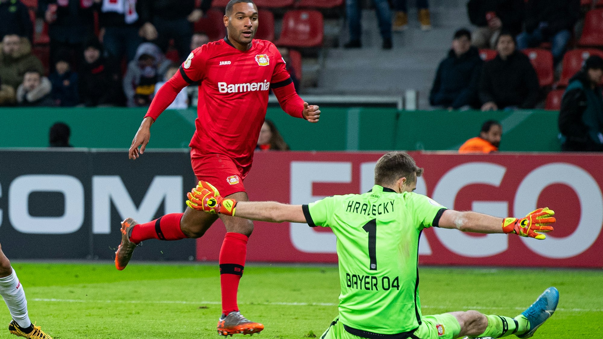 Lukas Hradecky (r.) und Jonathan Tah im Spiel gegen den VfB Stuttgart.