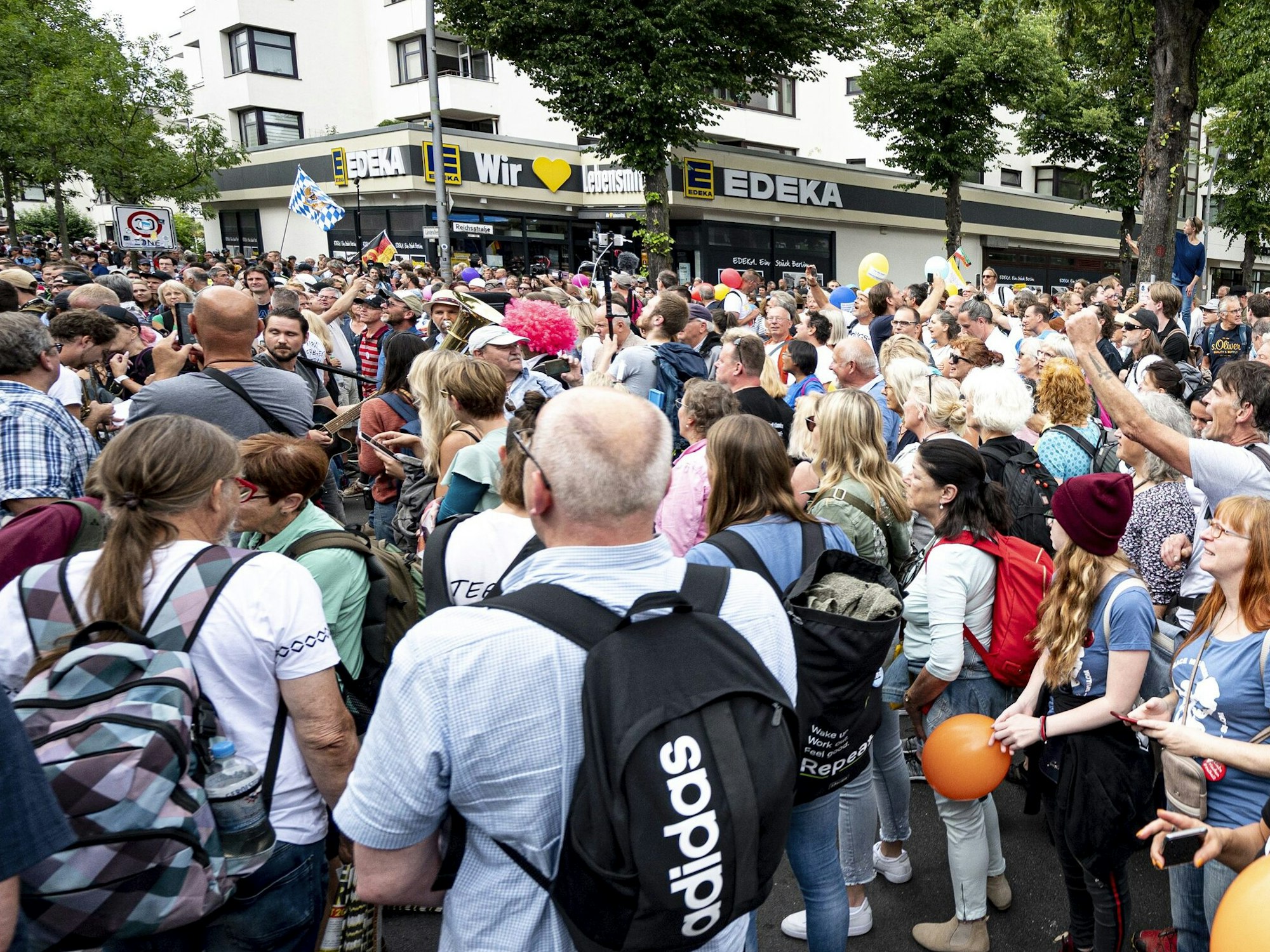 Berlin: Demonstranten nehmen am 1. August 2021 an einer unangemeldeten Demo gegen die Corona-Maßnahmen teil.