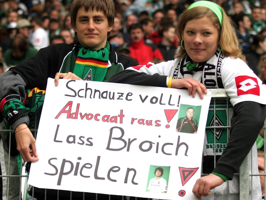 Gladbach-Fans fordern am 16. April 2005 per Plakat die Entlassung von Trainer Dick Advocaat. Auf dem Plakat steht: „Schnauze voll! Advocaat raus! Lass Broich spielen!“