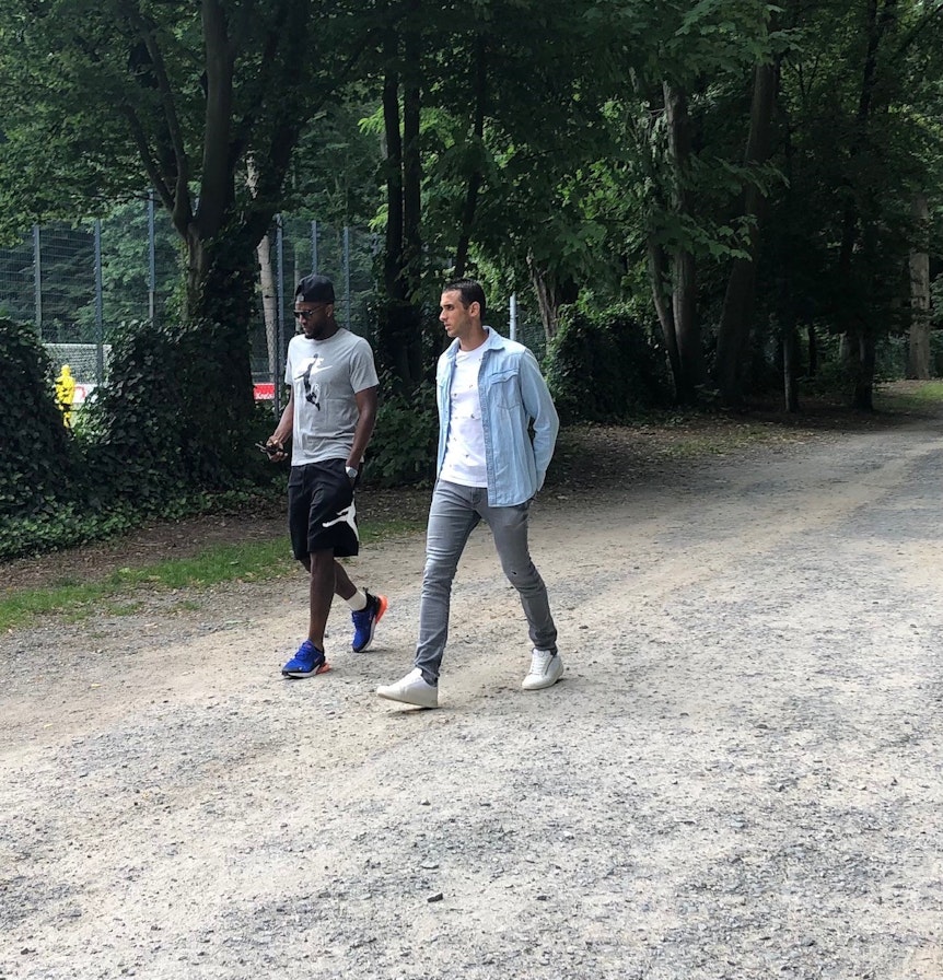 Anthony Modeste und Ellyes Skhiri gehen zum Grillfest des 1. FC Köln.