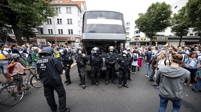 Berlin: Die Polizei musste auf einer Demo gegen die Corona-Maßnahmen trotz Demonstrationsverbot einschreiten.