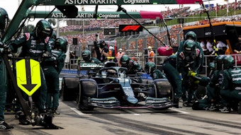 Sebastian Vettel steht in seinem Aston Martin in der Formel 1 in der Box