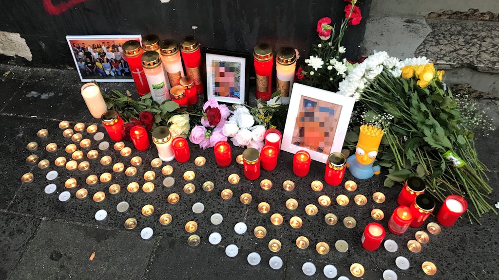 An der Trauerstelle wurden Kerzen und Blumen und Fotos des Opfers niedergelegt.