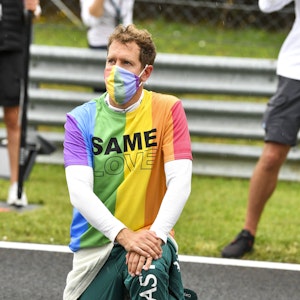 Protest auf dem Hungaroring: Sebastian Vettel im Regenbogen-Shirt.