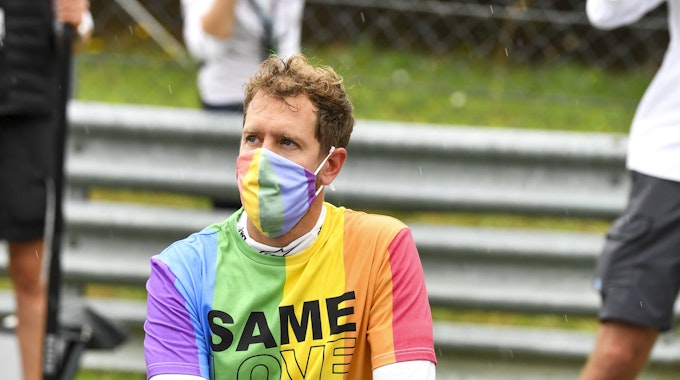 Protest auf dem Hungaroring: Sebastian Vettel im Regenbogen-Shirt.