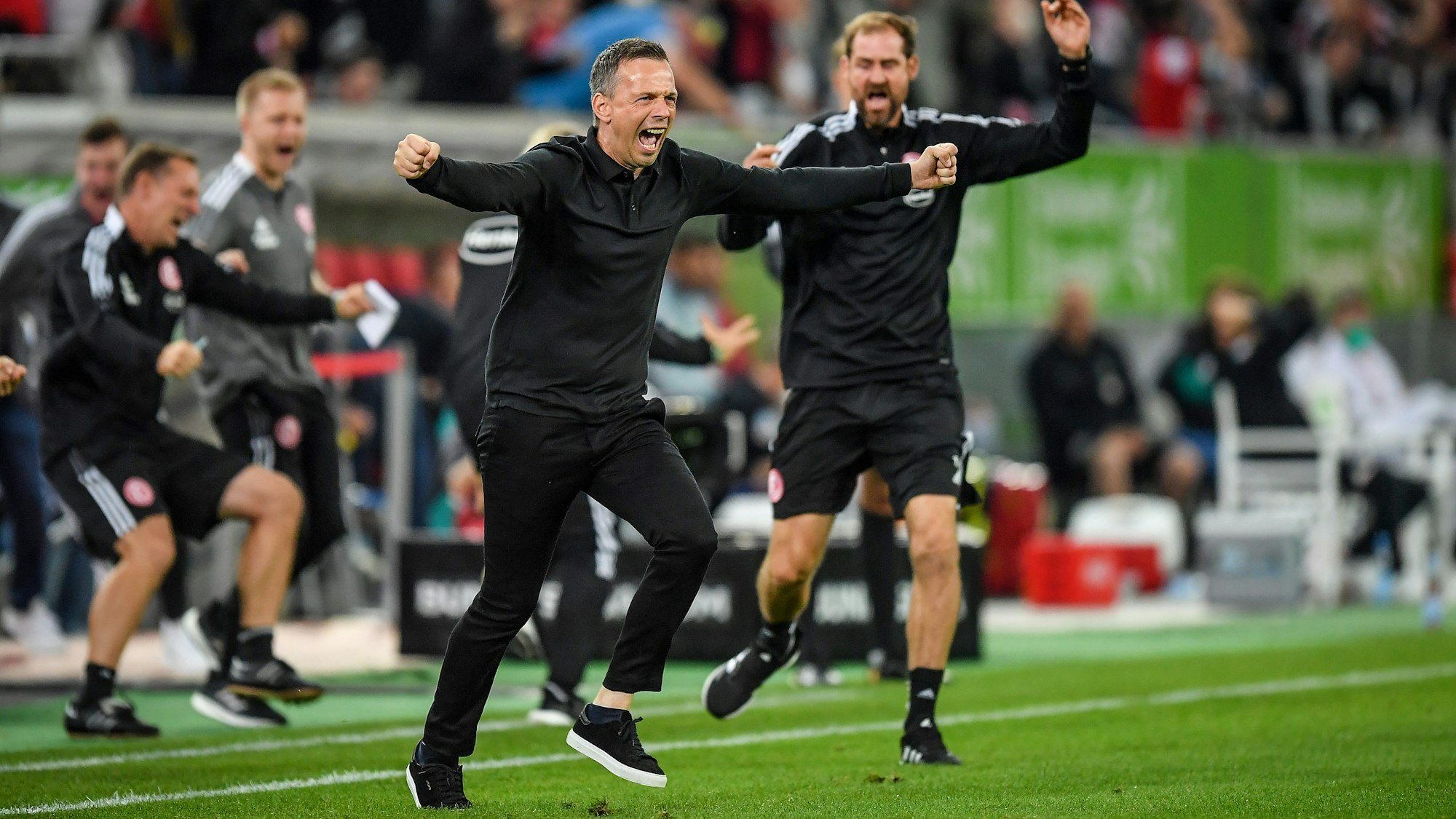 Fortuna Düsseldorf: Trainer Christian Preußer rennt beim Tor zum 2:2 gegen Werder Bremen auf den Rasen.
