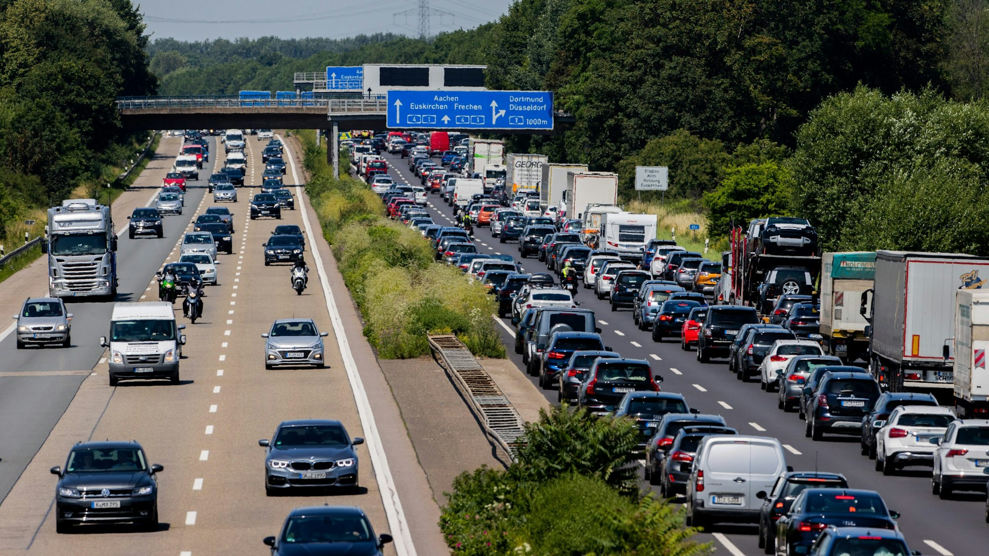 Köln: Autos stauen sich auf der Autobahn A4 in Richtung Aachen.