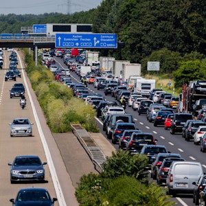Autos stauen sich auf der Autobahn A4 in Köln.