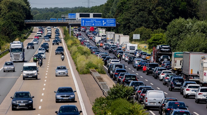 Köln: Autos stauen sich auf der Autobahn A4 in Richtung Aachen.