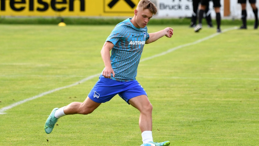 Linksverteidiger Luca Netz von Hertha BSC holt mit dem rechten Bein zum Schuss aus, derweil blickt er auf den Ball.