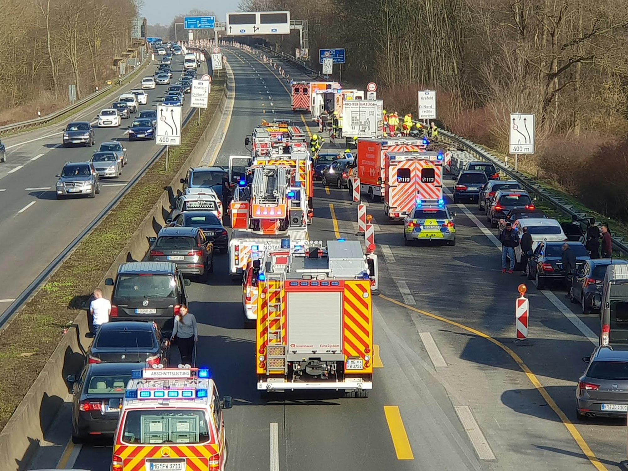 Notarzt und Polizei bei einem Unfall auf der A52 vor Ort.