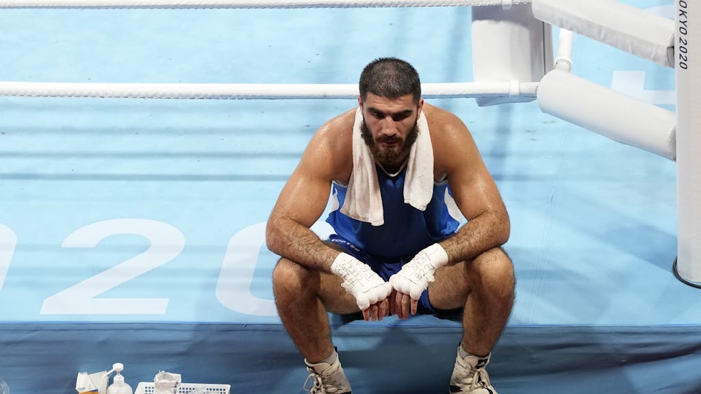 Mourad Aliev aus Frankreich weigert sich, den Ring zu verlassen, nachdem er im Boxkampf gegen den Briten Clarke disqualifiziert wurde.