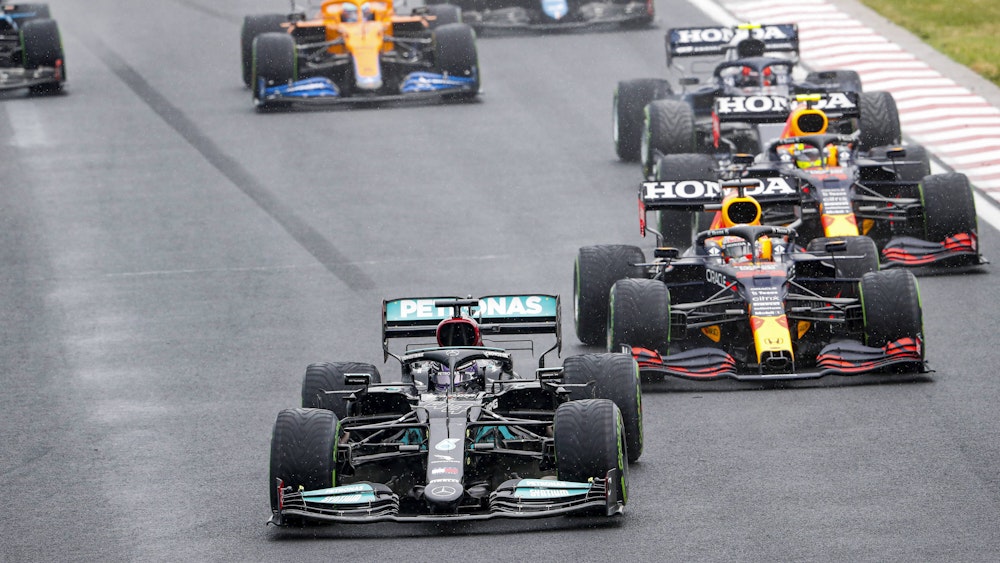 Lewis Hamilton fährt im Ungarn-Rennen der Formel 1 am 1. August Max Verstappen davon.