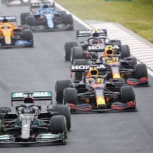 Lewis Hamilton fährt im Ungarn-Rennen der Formel 1 am 1. August Max Verstappen davon.